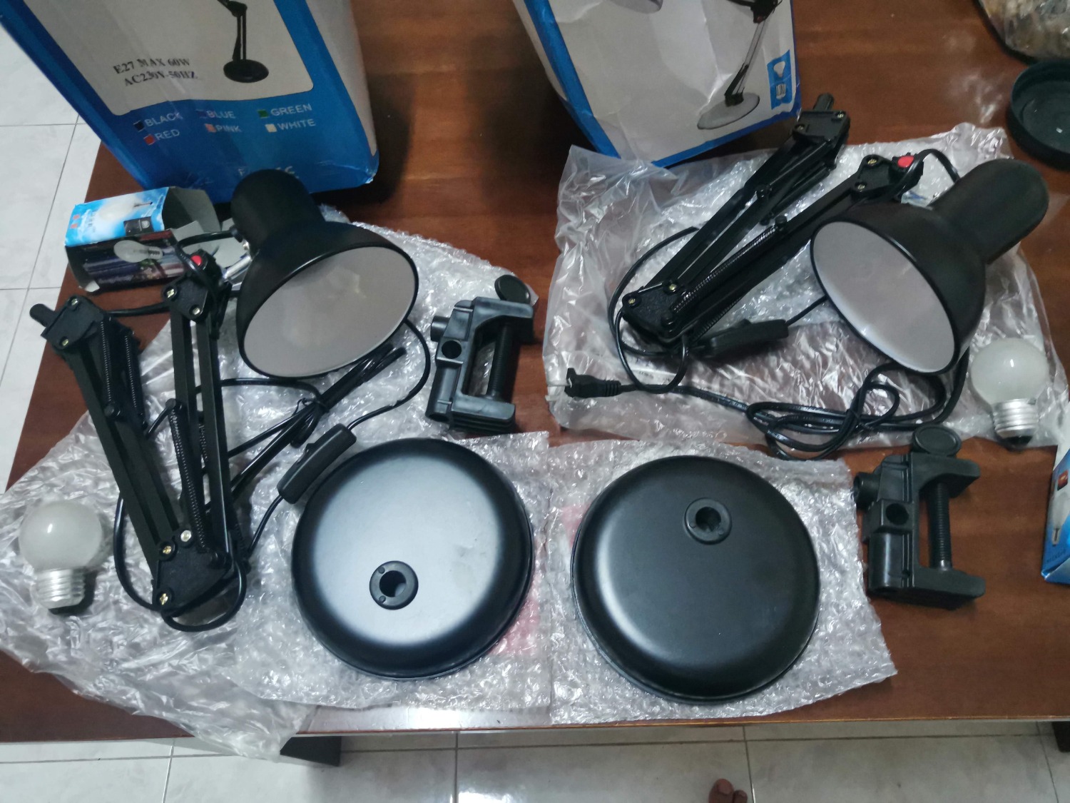 Không biết là vì tiệt kiệm thời gian và chút chi phí giấy bong bóng xốp mà shop không bao lại sản phẩm, nhận hàng trong tình trạng móp méo. Kiểm tra lại thì sản phẩm không bị ảnh hưởng, nếu bị ảnh hưởng là tui đã trả lại rồi.
Sản phẩm đúng như mô tả, giao hàng nhanh.