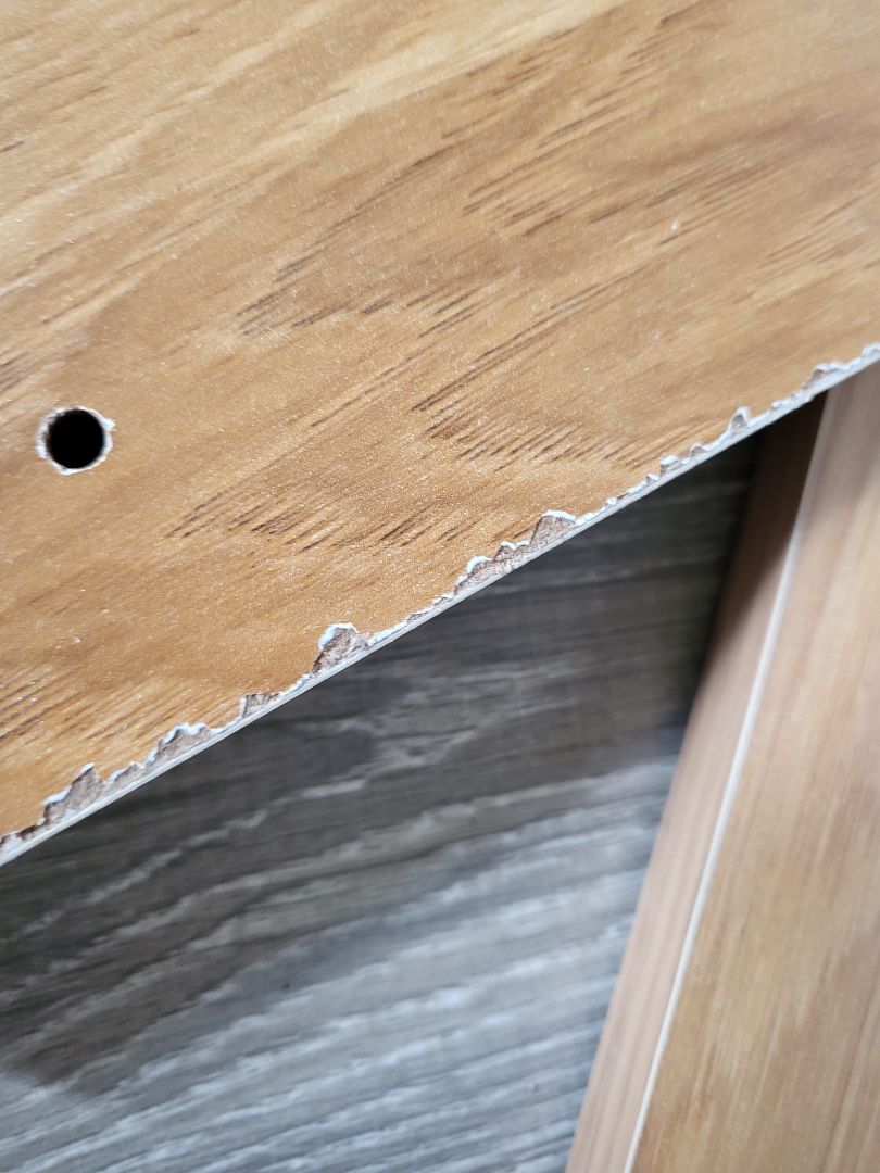 Gỗ bị trầy xước nhiều, lỗ đóng đinh bị lệch nhau nhiều, phải tự đục lỗ mới. Ko có nhựa bọc, nên vít đâm trực tiếp vào gỗ, gỗ mỏng có chỗ đóng vít vào thì nứt gỗ. Gỗ bị trầy xước nhiều, lỗ đóng đinh bị lệch nhau nhiều, phải tự đục lỗ mới. Ko có nhựa bọc, nên vít đâm trực tiếp vào gỗ, gỗ mỏng có chỗ đóng vít vào thì nứt gỗ.