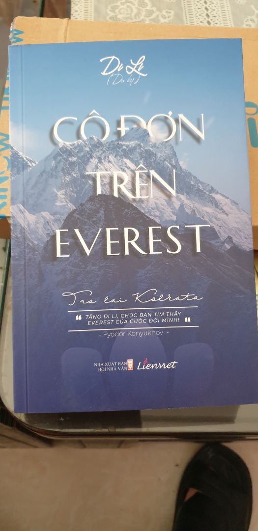 Ngoài viết trinh thám Di Li còn là tác giả của nhiều cuốn du ký. Giọng văn đơn giản nhưng hàm xúc,với vốn kiến văn sâu rộng các cuốn du ký của chị luôn cho người đọc một cái nhìn mới,sâu sắc hơn về cảnh và người ở nhiều nơi trên thế giới.
Cuốn này lại kể về một miền đất lạ Tây tạng. Một cuốn đáng đọc.
Sách giao nhanh,chất lượng rất ổn.