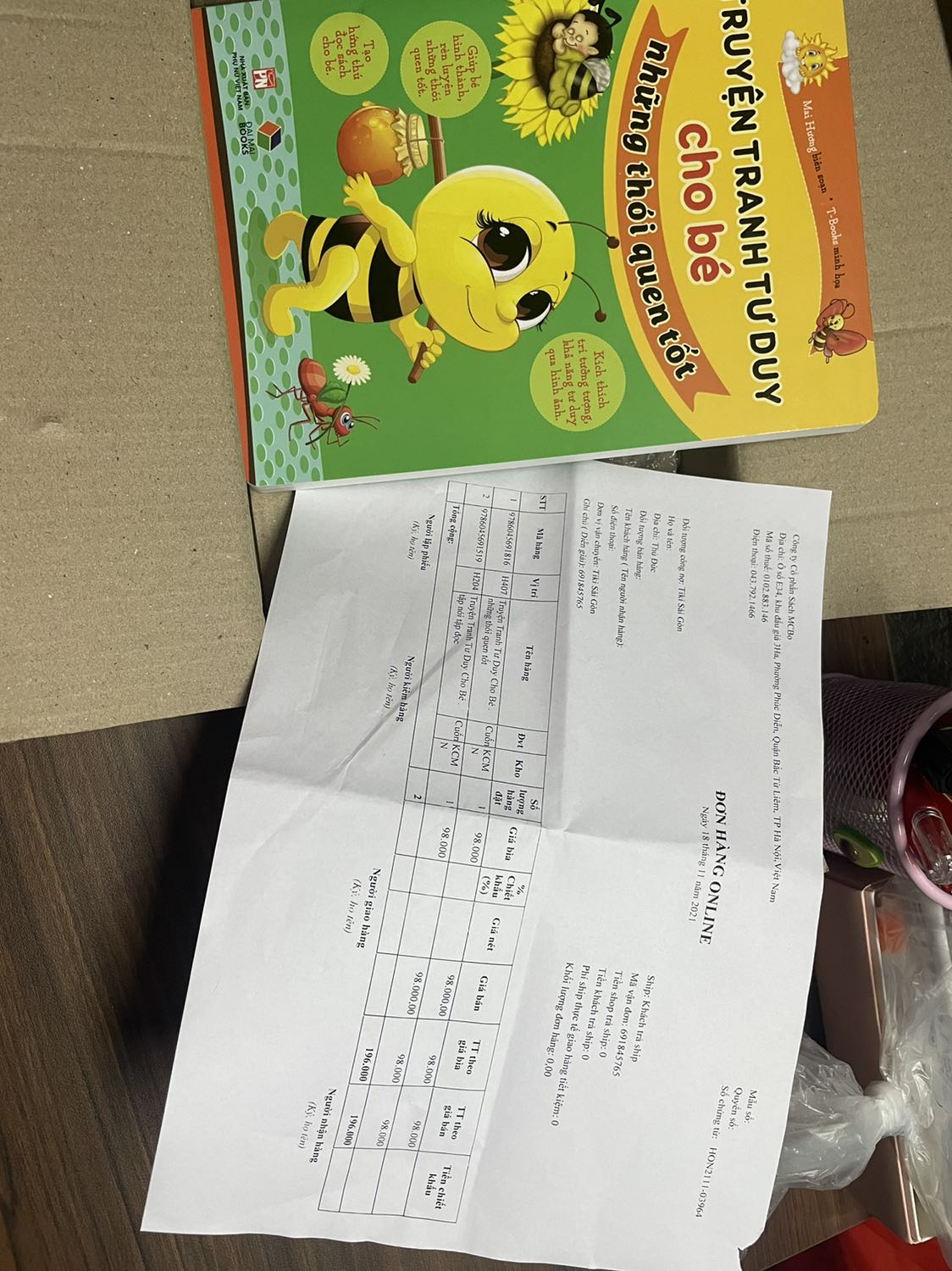 Thanh toán giá 2 cuốn.nhận về được 1 cuốn.còn 1 cuốn sách nữa đâu Tiki ơi.có gọi điện cho tổng đài, các bạn nói gửi *** để mình phản ánh hình ảnh mà chờ Hoài ko thấy.nếu ko giải quyết được mình xin được trả hàng hoàn tiền.