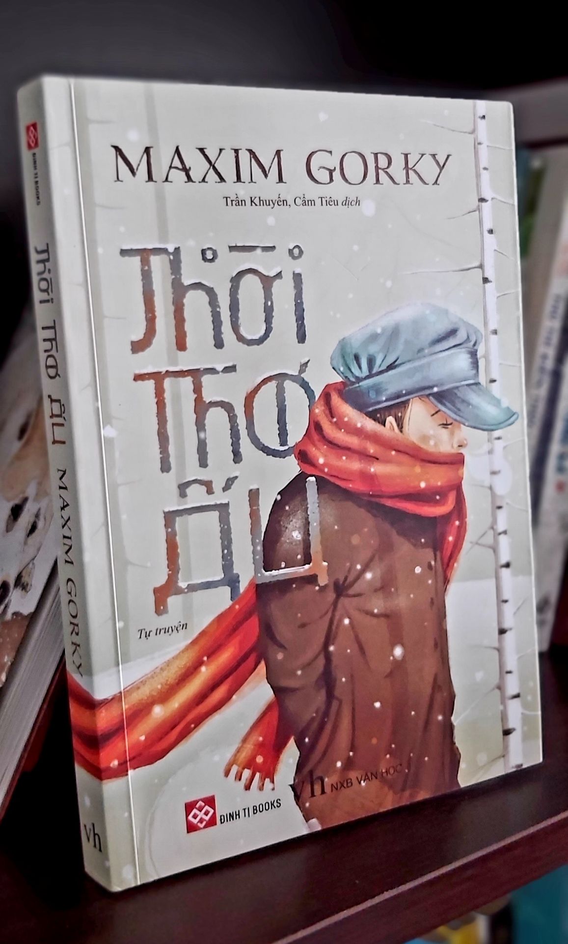 Sách đẹp, mình thích thiết kế bìa của cuối sách. Đây là một trong những tác phẩm làm nên tên tuổi của Maxim Gorky, qua những trang hồi kí, người đọc sẽ bước chân vào thế giới của một đứa trẻ với một tuổi thơ bất hạnh, nhiều bão giông nhưng đã đủ bản lĩnh, đủ yêu thương, đủ kiên cường…để vươn lên khỏi nghịch cảnh. Câu truyện đầy ý nghĩa về cs.
Dịch vụ Tiki tiện lợi, đa dạng sp. Sách được bọc cẩn thận và giao nhanh. Thanks!