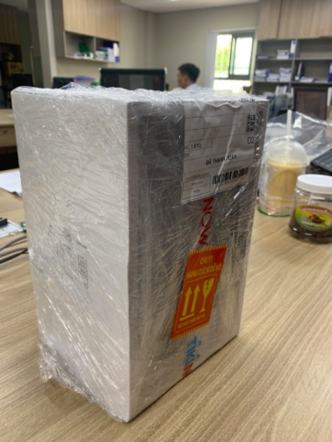 Hài lòng với cách đóng gói của shop: kỹ càng, bảo vệ được hàng khi giao.
Sản phẩm có 1 hộp giữ nhiệt bên ngoài kèm, 1 nắp dự phòng và 3 hộp inox đựng thức ăn bên trong, 3 hộp này không có chức năng giữ nhiệt nên khi cho thức ăn nóng vào sẽ phải lấy khăn cầm mới đóng nắp được. Tổng thể hơi to, mang đi làm hơi bất tiện
Đựng thức ăn từ sáng đến trưa thì hộp dưới cùng sẽ còn nóng nhiều nhưng hộp trên cùng sẽ nóng ít hơn. nếu mở nắp khó có thể nhấn nút nhỏ bên trên để mở. ( giữ nhiệt được khoảng 8 tiếng).
Vệ sinh: phần hộp vệ sinh dễ, nhưng phần nắp làm bằng nhựa nên nếu vệ sinh không kỹ sẽ còn lại bết dầu mỡ. 
đã dùng được khoảng 2 tháng, cảm thấy ưng ý nên đánh giá 5 sao. mọi người có thể dùng thử