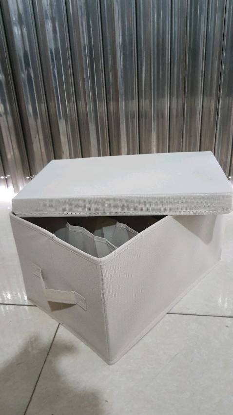 Hộp đựng rất đẹp, hơn cả trong hình, màu sắc trẻ trung, sang trọng, chất liệu dày dặn, đường may đẹp và nét, k bị lỗi, mình ứng ý lắm. Ủng hộ shop cả 2 tay lun. Yêu shop!!!!🥰🥰🥰
Chất vải sang trọng, nhưng lại rất trẻ trung, xứng đáng mua về lưu trữ, tuy nhiên moi người ko nên để dính bản vào nó sẽ khó giặt hay thay thế, vì vải không dệt và cốt bìa giấy nén nên là khi ngấm nước nó bở ra. Nói chung nên để trong tủ đồ, và xếp quần áo lấy ra dễ dàng!