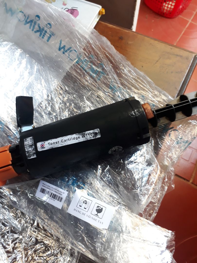 sản phẩm mực bị đổ lem luốc ra bên ngoài