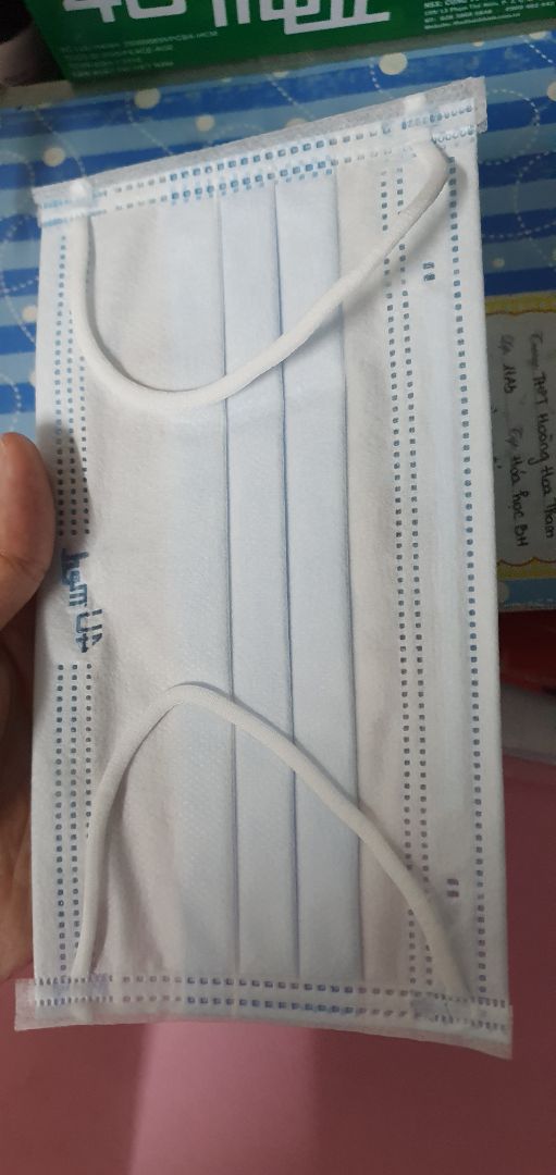 khẩu trang mỏng, mịn. Đeo không đổ lông, không bị kích ứng da