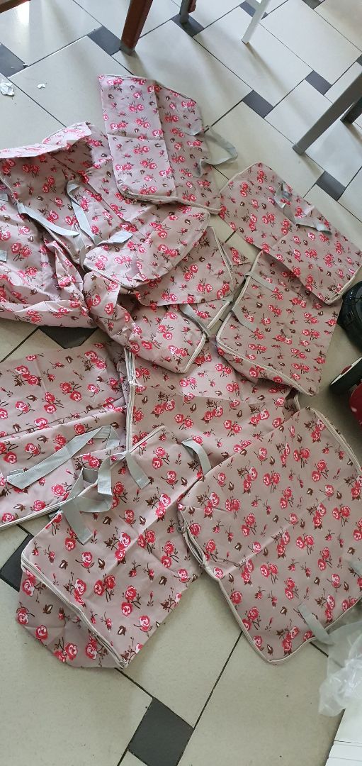 *** đảo. màu ngẫu nhiên mà tôi mua 1 lúc 4 bộ 12 cái đều cùng 1 màu xấu nhất. Cái này k phải ngẫu nhiên nữa mà do shop cố tình đưa 1 màu xấu nhất cho tôi.
Đề nghị shop làm ăn cho tử tế.
Đề nghị Tiki nên xem lại shop này.