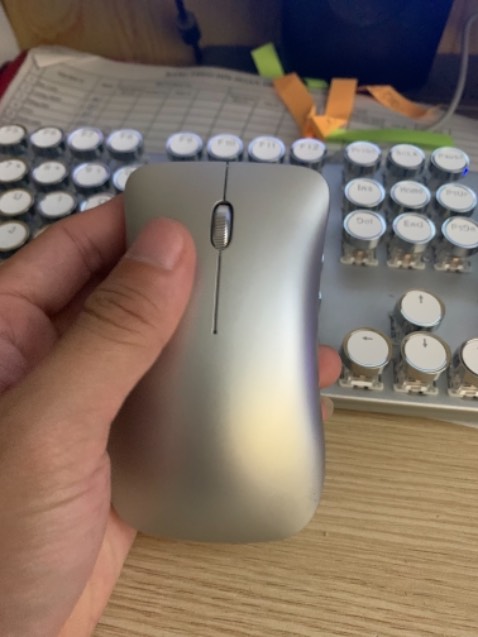 Treo đầu dê bán thịt ***. Con chuột 247.000 mà như cái cục nhựa. Sạc thì dùng được có 15 p. Ko dùng cắm sạc cũng tự hết pin. Túm lại là hàng đểu, cứ tưởng bán trên tiki là hàng tốt hàng ngon, ai ngờ là hàng đểu như cục nhựa chết. Yêu cầu bồi hoàn và trả lại tiền, bảo hành sản phẩm. Bỏ ra 247.000 mua về con chuột đểu ? À không là cục nhựa chưs chuột gì cái này.