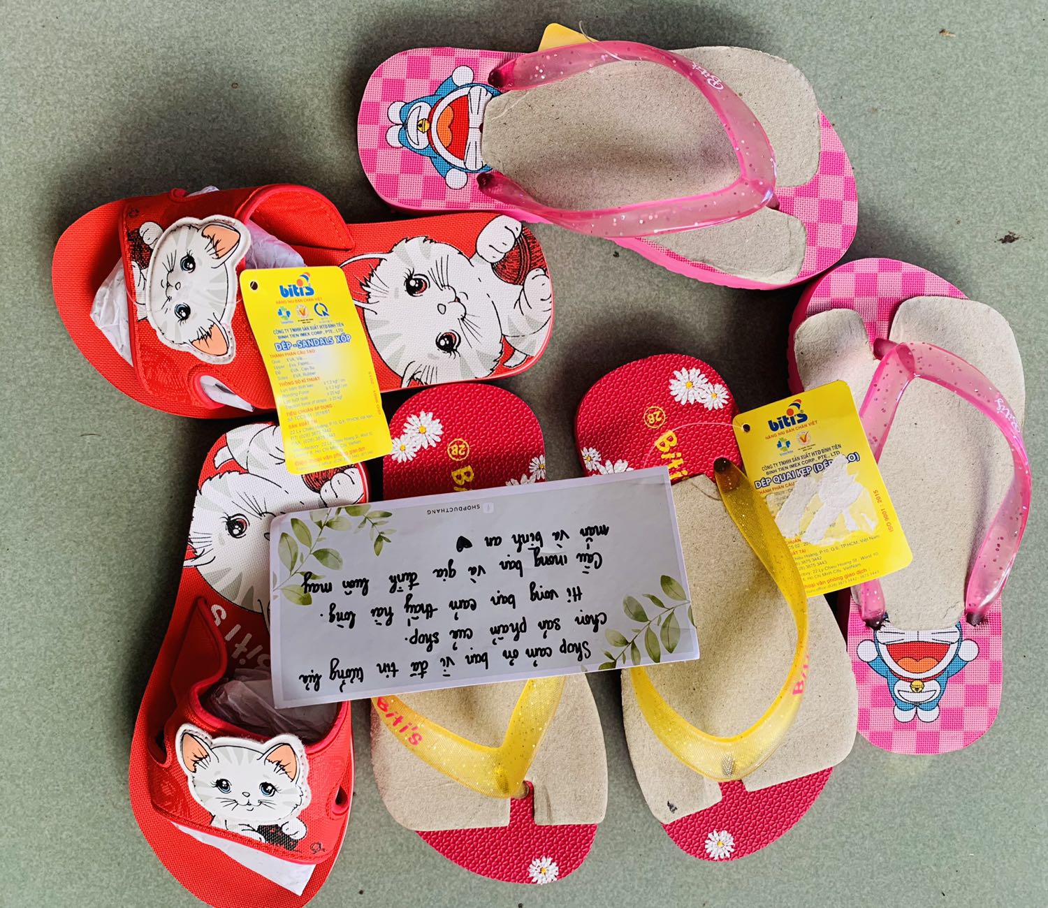 Dép đẹp, bé rất thích, mà hơi đau xíu kẽ chân xỏ. Shop giao nhanh, có thiệp cảm ơn dễ thương và có quà kèm. Shop trao đổi dễ thương!