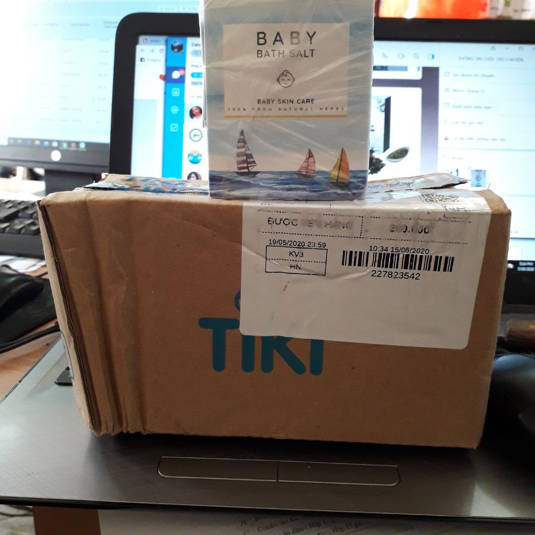 Mấy nay nắng nóng, bé nhà mình nổi nhiều rôm sảy, vậy mà tắm đến lần thứ 2 với muối tắm của shop là lặn hết, bé không còn ngứa ngáy khó chịu nữa. Rất hài lòng với sản phẩm muối tắm bé này.