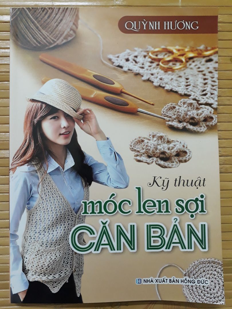 Sách: nội dung ok, phù hợp với người mới bắt đầu, tuy nhiên nên xem thêm video trên internet để hình dung rõ hơn. Trong sách có rất nhiều các mũi móc, rất đa dạng và hướng dẫn tỉ mỉ.
Dịch vụ: sách được đóng gói cẩn thận, không bị lỗi gì cả. Nhân viên giao hàng nhiệt tình và thân thiện.