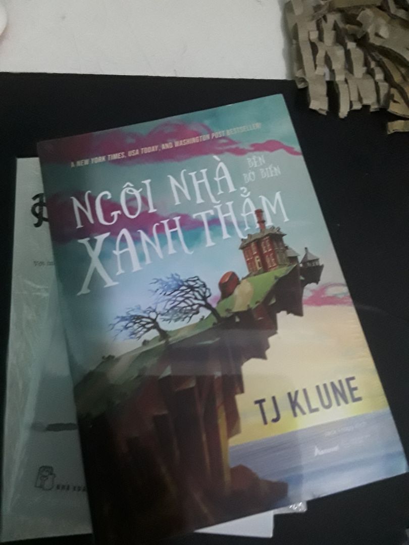 Sách được đóng gói rất kỹ càng, đây là lần thứ 2 mình mua sách trên tiki  và trải nghiệm cực kỳ tốt, sách được giao rất nhanh tầm 2-3 ngày, có điều mình tải app xuống và sử dụng có vài trục trặc. Mình mua cuốn ngôi nhà bên bờ biển xanh thẳm khi được sale giảm còn 87k. Sách có bookmark kèm theo. Bìa sách siêu dễ thương phù hợp đọc cho mùa hè.