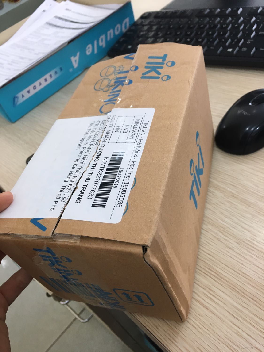 Chưa dùng nên chưa biết chất lượng ra sao nhưng vỏ hộp thì móp méo nát và bụi bẩn, tuýp kem đánh răng bên trong hộp giấy cũng bẹp và phủ 1 lớp bụi. Trong khi hộp của tiki thì phẳng phiu không 1 góc bẹp. Tuy nhiên lớp giấy bạc bên trong nắp tuýp thì còn nguyên và date chưa hết (SX NĂM 2009 ?)
Dù sao cũng khiến mình hoang mang về mặt hàng này, cảm thấy độ tin tưởng không cao!
Nói chung là không hài lòng tẹo nào với 1 tuýp kem đánh răng gần 200k