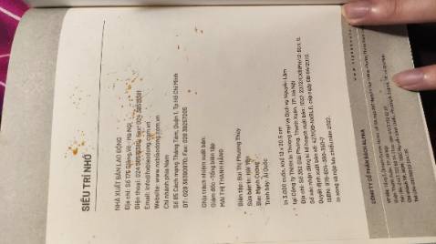 Mình khá thất vọng về nhà bán hàng lần này. Mình ko hay đánh giá 1 sao nhưng lần này ko thể khác được bởi. Thứ nhất đóng gói rất tệ, sách ko hề có seal hay bọc chống sốc nào cả mà chỉ có vài miếng bìa được nhét bên trong cái này có thể bỏ qua đc. Nội dung sách bên trong mình mới mua , chưa đọc nên mình chưa đánh giá. Tuy nhiên khi mình chụp lại sản phẩm để review thì trang cuối của sách làm mình thất vọng. Nhà bán hàng đưa cho mình sách cũ đã đành đây lại vừa cũ vừa bẩn. Thành ra thật sự mình không ưng ý với việc mua sản phầm lần này 1 chút nào. Đánh giá 1 sao