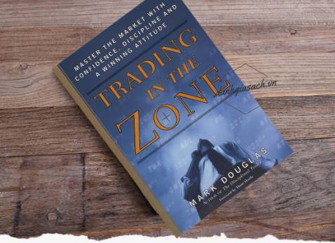 Trading in the zone – Cuốn sách hay nhất về tâm lý giao dịch.
Đối với một nhà giao dịch thông thường, chúng ta thường hướng ra bên ngoài để đi tìm cho mình một phương pháp giao dịch đúng đắn, một mẹo giao dịch giúp chúng ta chiến thắng hay một “chén thánh” giúp ta bất bại trên thị trường. Thế nhưng, chúng ta ít khi nào nhìn vào bản thân mình khi chúng ta giao dịch.

Trading in the zone là một cuốn sách rất hay về tâm lý giao dịch. Chúng ta thường nghe rằng giao dịch có 2 phương pháp là: đầu tư giá trị và đầu tư tăng trưởng. Cho nên, phương pháp tâm lý là một phương pháp lạ lẫm với chúng ta. Chúng ta xem đây là một yếu tố trong giao dịch chứ không phải là một phương pháp giao dịch.

Mark Douglas lại không cho là như vậy. Ông cho rằng Tâm lý giao dịch là một phương pháp và nó chi phối cả hai phương pháp đầu tư giá trị và đầu tư tăng trưởng chứ không phải là một yếu tố bổ sung cho hai phương pháp trên.

Cách đặt ra vấn đề và dẫn dắt người đọc của tác giả rất lôi cuốn. Chúng ta thấy được một con đường đúng đắn hơn, chúng ta nhìn sâu vào bên trong chúng ta hơn trong mỗi giao dịch và chúng ta nhận ra tác giả rất có lý khi cho rằng tất cả những thành công hay thất bại của chúng ta đều từ tâm lý mà ra.

Đọc xong cuốn sách, ngồi chiêm nghiệm lại nhật ký giao dịch của mình, bạn sẽ vỡ oà với giây phút “Eureka”.

Nếu nói về nhận định cá nhân về cuốn sách, tôi sẽ mượn tạm câu thơ của Tố Hữu “Từ ấy trong tôi bừng nắng hạ / Mặt trời chân lý chói qua tim”. Tin tôi đi, nếu bạn đọc cuốn sách này thì bạn cũng sẽ lấy thơ của Tố Hữu ra để đọc giống như tôi.

https://danhgiasach.vn/danh-gia-sach-trading-in-the-zone/