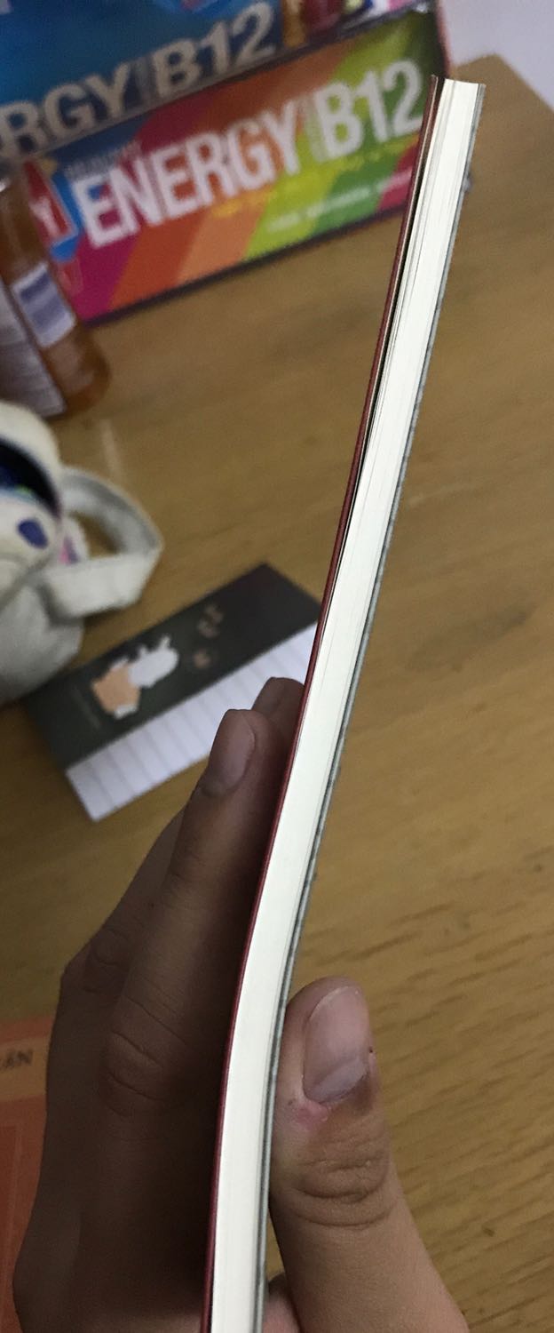 Sách còn nguyên NHƯNG ko có bọc nilon mà chỉ đơn thuần bỏ vào box r giao cho mình nên sách khá bụi phải lấy 1 tí nước lau
Do k có bọc ngoài nên 1 số trang bị dính Đen 
Còn lại tốt