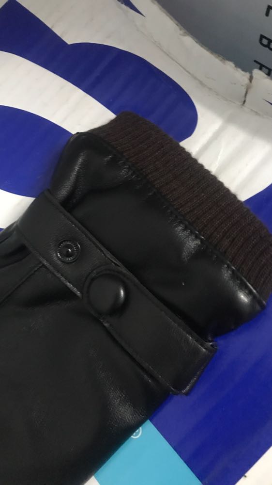 Găng tay da ấm áp. Mua về đúng đợt rét đầu mùa dùng thích ghê. Đi mưa khá ổn không sao cả. Lớp lông bên trong làm găng tay mềm mại dễ chịu. Da co giãn tốt đeo cũng rất thoải mái nữa ý. Sản phẩm tốt đánh giá 5 sao. Cảm ơn shop và tiki