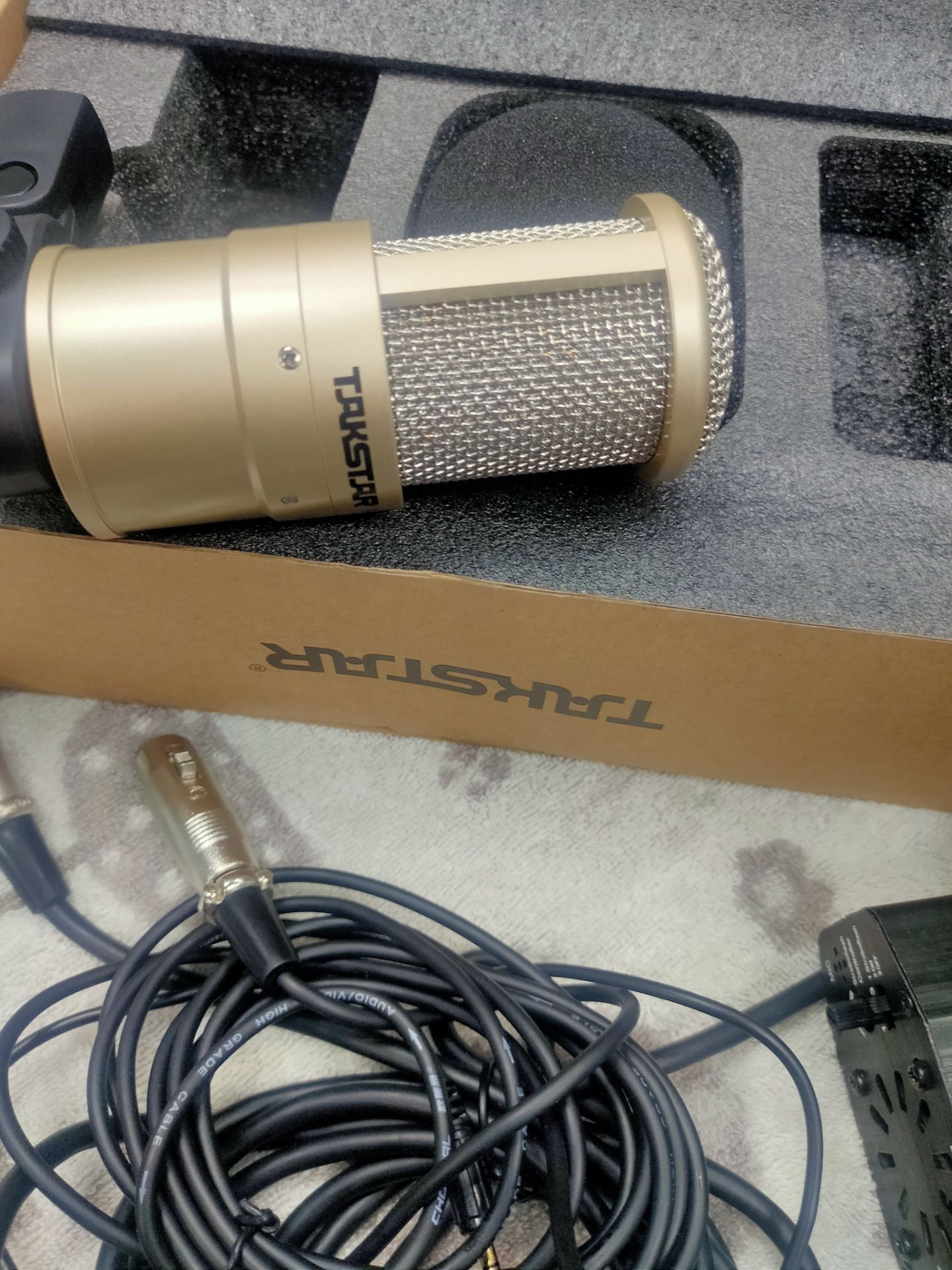 check là đúng công ty bán hàng takstar tại việt nam, đầy đủ tem mác giấy tờ, mua thêm cục nguồn 48v nữa để lắp vào sao cạc K10