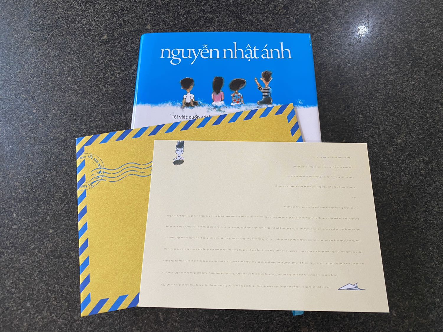 - Tiki giao hàng quá nhanh, đặt sách buổi tối hôm trước mà sáng hôm sau đã thấy giao ??
- Sản phẩm chỉnh chu, sách bìa cứng, có áo, chất lượng giấy tốt, bóng & hơi ngả vàng, chữ in rõ ràng, sắc nét, minh hoạ màu đẹp ????
- Sản phẩm tặng kèm bookmark & postcard, thích hợp làm quà tặng, có thể viết lời nhắn cho người nhận