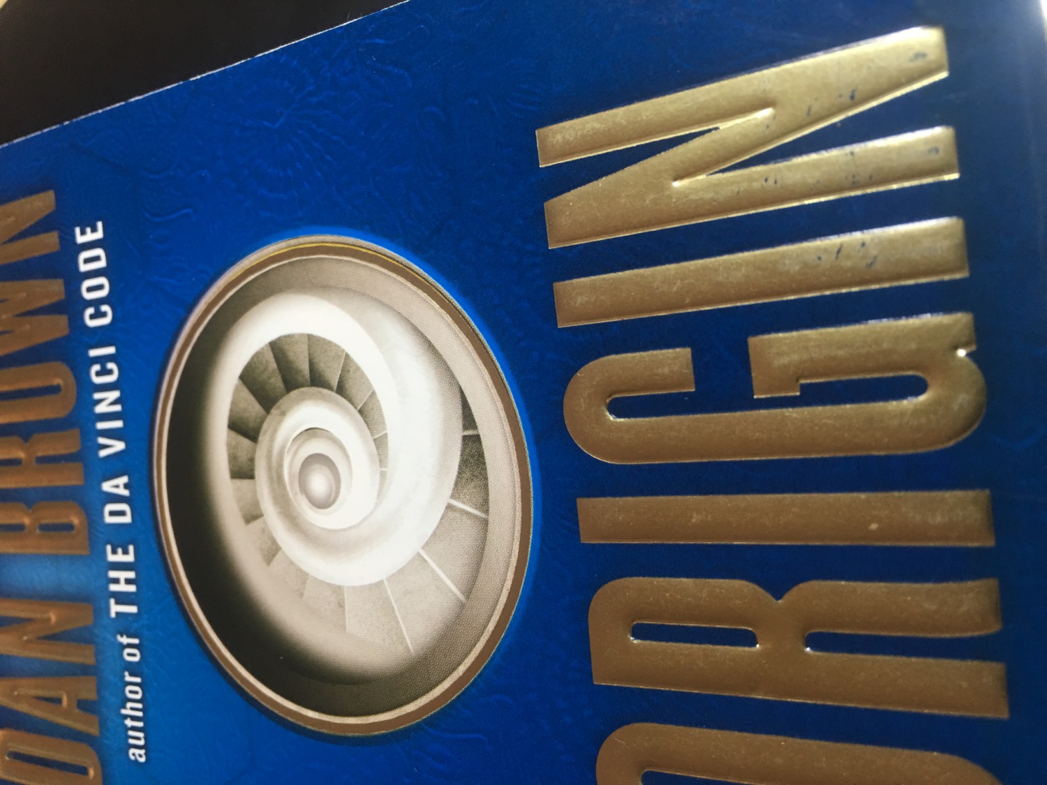 Gáy sách bị sờn và một số chữ ở bìa hơi bị sướt (như hình gửi) nên nhìn ko được mới lắm. Lý do theo mình là do Tiki cho sách vào hộp to quá nên khi vận chuyển sách bị va vào hộp. Mình góp ý với Tiki là nên gói (bọc sách lại) trước khi cho vào hộp thì sẽ bảo quản tốt hơn khi vận chuyển.