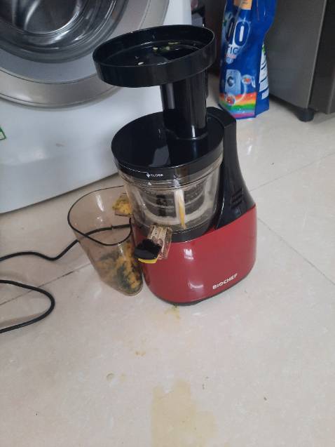 Nước ép uống ngon màu đẹp. Nhưng bã ép không kiệt còn nhiều nước. Tháo lắp dễ dàng vệ sinh máy cũng dễ. Phải lọc thêm qua dây lọc. Với giá thành này thì tạm ổn