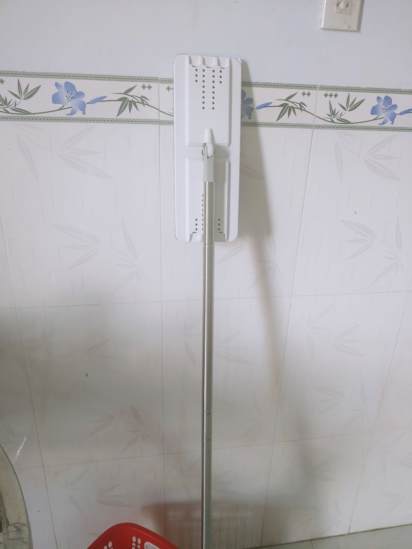 mình dùng bộ lau nhà Pr01 này lâu rồi, xu cái là hôm rồi đè hơi mạnh tay cây lau gãy mất, may quá parroti có bán cây rời, rước ngay em nó về, cứ nghĩ có cây lau thôi mở hộp còn đc tặng kèm miếng lau nữa, quá đã luôn, lau em này thích lắm nha, mn nên sắm ngay 1 bộ đi nè