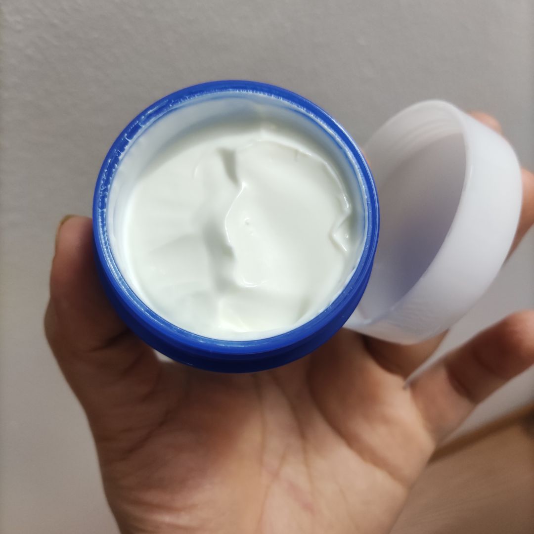 Kem không có mùi gì là điểm mình khá thích. Kem nhẹ và thấm nhanh, mình bôi xong da không bị dấp dính, sờ khá mịn. Hiệu quả dưỡng trắng thì chưa thể kiểm chứng được trong thời gian ngắn nhưng về độ giữ ẩm thì với da mình, mình đánh giá là có hiệu quả, đêm ngủ điều hoà sáng dậy mặt đỡ đổ dầu hơn khi không dùng kem. Khá hài lòng với sản phẩm này và có lẽ sẽ mua dùng lâu dài.