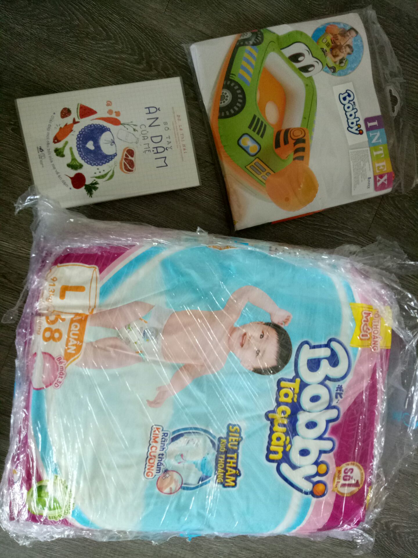 Giao hàng nhanh. Đóng gói cẩn thận. Có bọc sách, Sách mới. nội dung hữu ích chuẩn bị cho con ăn dặm, có thực đơn nhiều món phù hợp bé Việt Nam và các bản giá trị dinh dưỡng các món, cân nặng chiều cao của bé. Phần nội dung in trắng đen, phần sau in màu.