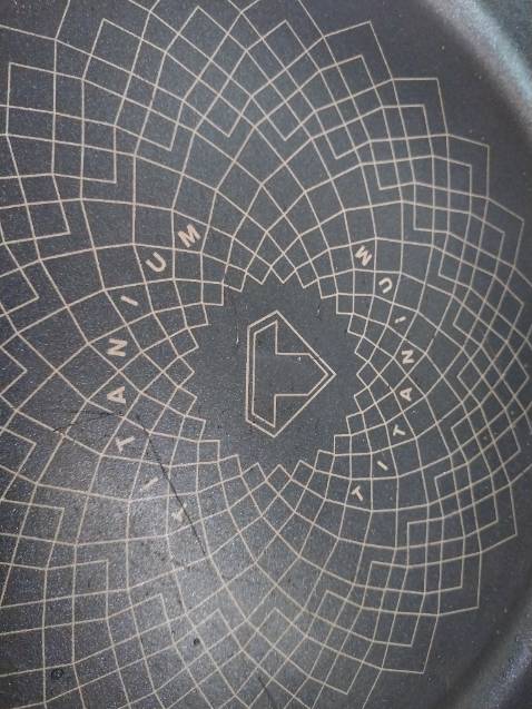 Hơi thất vọng vì mới dùng được có 2 tháng mà đã thấy vết trầy xước rồi, không giống như quảng cáo, đáy chảo dùng lâu thì không phẳng nữa.