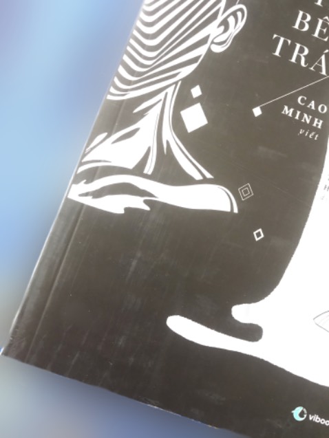 sách thì ok có đầy đủ markbook, giao nhanh (hqua mình đặt nay nhận được luôn) nhma đóng gói quá sơ sài, mình không biết là do không bọc màn chống sốc nên nó bị xước trong quá trình vận chuyển hay xước trước đó rồi nhma bìa sách của mình bị xước khá nhiều ảnh hưởng đến thẩm mỹ một chút, bên trong sách thì vài tờ bị hơi nhăn chứ nói chung là sách không bị hư hại gì, cho 4*. Nếu lần sau mình mua nữa mà vẫn còn tình trạng đóng hàng sơ sài như này thì mình cho 1* luôn :)))