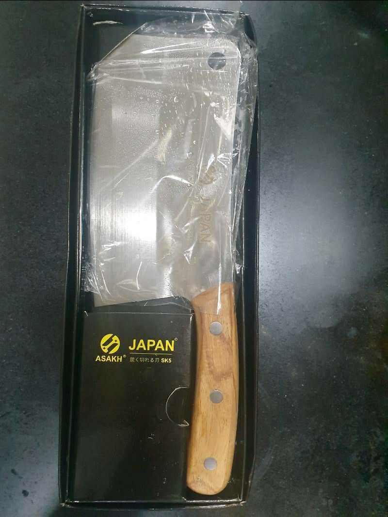 Dao mẫu mã đẹp. Cầm nặng và chắc tay. 
Chặc thử con vịt êm lắm. Dao đầm. Chỉ 1 phát 1. Đứt ngọt. Dao có đệm bảo vệ mũi. Nhìn xịn xò lắm. Với mức giá này khá là tốt rồi.