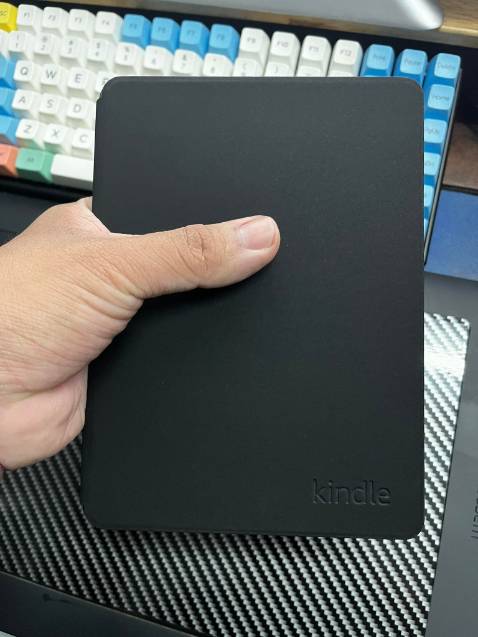 Thiết bị nhỏ gọn nằm vừa trong lòng bàn tay, đọc sách rất thích. Khi mua hàng ở đây còn có kèm thêm bao da chính hãng của Amazon.