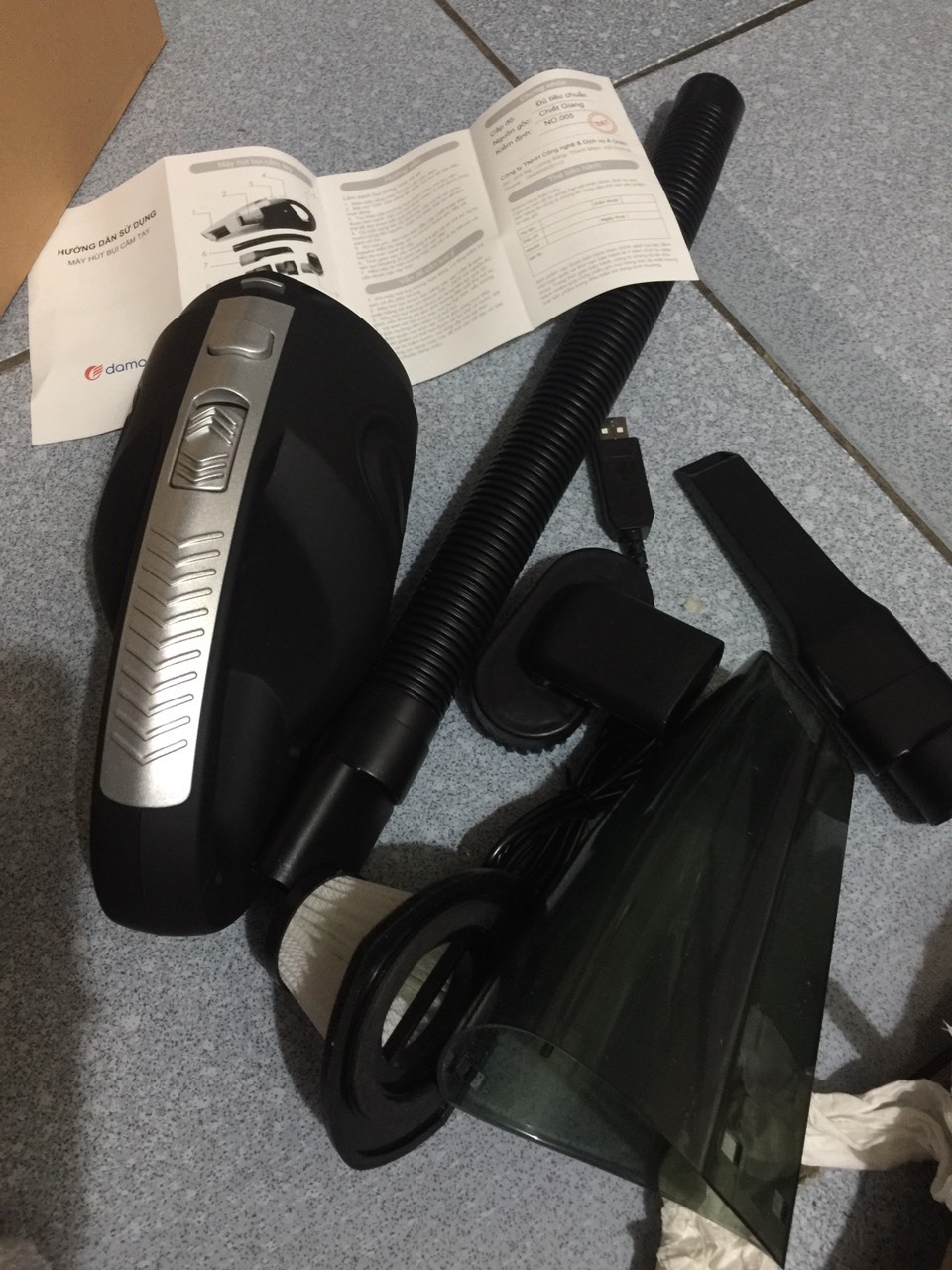 thực sự cũng không định mua hàng qua mang đâu, nhưng vì môt số lí do là lười quá nên mới chọn tiki làm nơi gửi gắm cho lần mua đầu tiên này , máy hút bụi trước mình mua ngoài cửa tiệm giá cả cao hơn rất nhiều nhưng về dùng thì thực sự lại đem lại bất tiện 
Gia đình có con nhỏ mà cái máy nó kêu cả quận nghe thấy =(( mỗi một lần hút bui là y như rằng phải nhốt con lại trong p cho nó khỏi nghe khỏi khóc vậy , nhận đc sản phẩm của shop thì điều đầu tiên mình thấy là sự chuyên nghiệp trong khâu đóng gói , máy bên trong được đóng gói rất gọn và không hề có vết xước nào trong quá trình vận chuyển giao nhanh đến mức mình còn giật mình . sáng đặt hàng , thì hôm sau đã " anh ơi anh có đơn hàng r ", thần tốc thực sự . Mình mua thì mình chỉ mong được khỏng 80 % như hình và mô tả nhưng thực sự nó vươt trên sự mong đợi , không phải nói quá 
chứ máy cầm sang cả tay , mình vác cả máy đi làm mà cũng rất vừa vặn không bất tiện gì . baath máy lên để hút thử thì máy chạy êm như ru , vừa bế con vừa hút bụi mà thằng cu nó ngủ ngặt nghẹo trên lưng , cũng chả phải lúi húi cúi người đau cả lưng tại có cái vòi hút hay quá à , chỗ nào cũng luồn được. Cái anh máy này trông nhỏ mà võ kinh lắm , hút cực mạnh luôn , có khi còn hút được cả người ý chứ . Mình định mua thử vì trời lạnh quá lười ra ngoài nhưng giờ thì biết chắc phải mua thêm cái nữa cho thầy me mình dùng . Cũng từng bán hàng mà chưa thấy quyển sách hướng dẫn nào có cả tiếng việt cả chứ không như lần trước mua ngoài tiệm về lúi húi tiếng đồng hồ mới ghép hình xong cái máy hút bụi cồng kềnh,  shop uy tín thât sự đấy =)). Sory vì mình nhận xét hơi dài dòng nhưng làm cửa tiệm có nh thời gian rảnh mà lại không viết ra cho lần đầu mua sắm online thế này  thì hơi có lỗi với sự tận tình của shop và sự chuyên nghiệp của tiki, phiên bản kia mình chưa có thử qua, chắc lần tiếp theo sẽ làm môt cặp về cho đủ bộ . Chúc shop làm ăn phát đạt nhé. mình hỏi tư vẫn hơi nhiều mà vẫn cố giảng dải cho mình là thấy tận tâm lắm , chỉ mong có 10 sao để đánh giá chứ 5 sao thì hơi ít =)). mong sẽ có nhiều sản phẩm tốt để mình mua nhiều hơn như cái máy này.