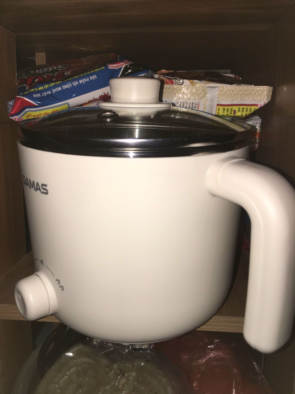 Cuối cùng chiếc ẻm nồi lẩu mini cũng đã zề hê hê xem ảnh thấy nhỏ nhỏ khi nhận hàng thì cũng ko nhỏ đâu ạ, thế nào lại khéo vừa in cái tủ để mì của mình ))) Nồi có 2 nấc nhiệt, đúng là tín đồ của hội nghiện lẩu như mềnh. Nhìn chung thiết kế đẹp, dễ sử dụng, đặc biệt cái là tay cầm ko bị nóng khi nấu nha, thành nồi khi đun sôi cũng chỉ hơi ấm ấm chứ ko nóng bỏng dãy như cái nồi cũ mình mua huhu. Một điểm mình rất thích ở sản phẩm này là cái nắp bịt an toàn cắm dây này, ôi mấy cái hãng lớn cũng chả thấy có  luôn, khi ko sử dụng nắp lại vừa an toàn vừa tránh bụi bẩn. Cảm ơn shop 👌👌👌