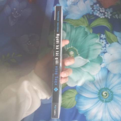 Lúc giao truyện không có seal hay lớp chống sốc gì hết luôn, may mà truyện vẫn còn nguyên vẹn. Nhưng mà bìa mặt sau bị dính keo vài chỗ nên nhìn nó hơi dơ. Nội dung bình dị, gần gũi và dễ lấy cảm tình của ng đọc