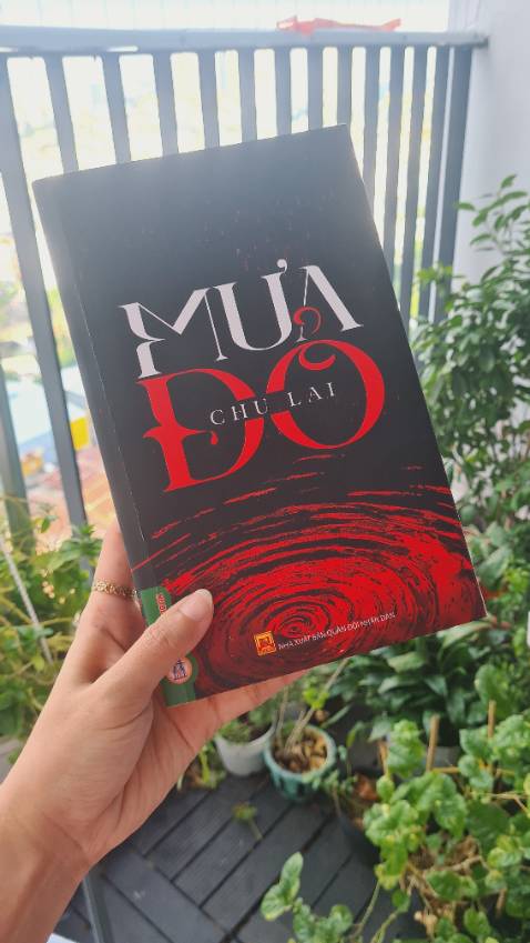 [Mưa đỏ]
Một tác phẩm viết về cuộc chiến ở Thành cổ Quảng Trị, một cuộc chiến đẫm máu, khốc liệt. Những tâm tư, tình cảm của những sinh viên xếp bút nghiên, lên đường ra mặt trận, sự vất vả, *** khó và ý chí kiên cường, sẵn sàng hy sinh để giữ từng tấc đất, mối quan hệ giữa mặt trận quân sự và mặt trận ngoại giao, tấm lòng, sợi dây thần giao cách cảm của mẹ - con, vợ - chồng, tình đồng đội, tình yêu thời chiến, tình người giữa hai bên chiến tuyến, cơn mưa giữa trời miền Trung, cơn mưa bom đạn,....càng đọc càng thấm thía hai chữ "hòa bình".
"Đò lên Thạch Hãn, ơi... chèo nhẹ
Đáy sông còn đó, bạn tôi nằm
Có tuổi hai mươi thành sóng nước
Vỗ yên bờ bãi mãi ngàn năm"