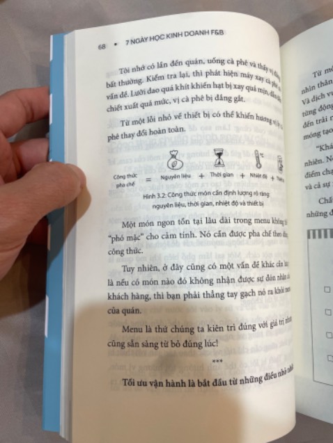 Tác giả chia sẻ nhiều kinh nghiệm thực chiến trong lĩnh vực kinh doanh đồ uống, đặc biệt là quá trình mở và vận hành quán cà phê. Các chia sẻ rất gần gũi, dễ đọc, phù hợp với những ai đang quan tâm đến việc khởi nghiệp trong ngành này. Tuy nhiên tiêu đề nhắc đến ngành F&B nói chung, nhưng nội dung chủ yếu tập trung sâu vào mảng cà phê nhiều hơn.
Hình thức sách đẹp, có vài lỗi chính tả nhỏ