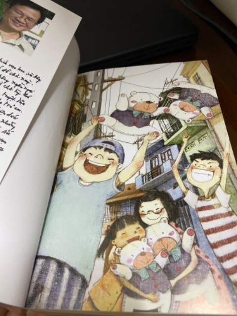 Giao hàng nhanh, đóng gói cẩn thận. Sách in đẹp và có ảnh minh hoạ dễ thương, phần bìa tên truyện đặc biệt in hoa văn chiếc kính vạn hoa nữa 🤩 
Mỗi câu chuyện lại đưa mình về khoảng thời gian đi học với vô vàn snghi hoặc kỉ niệm mà rất nhiều người cùng có, hoài niệm và thích thú thật sự