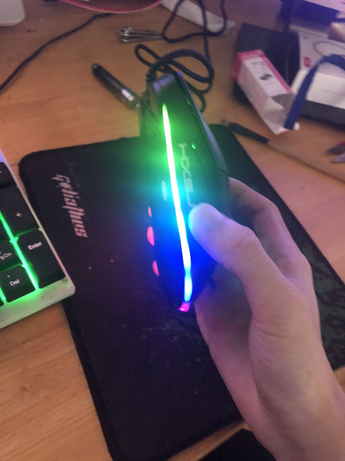 chuột khá nhạy led đẹp nhưng mà nếu thêm phần nháy liên hồi cho led thì ok hơn nghe tiếng click đã tai hơn con chuột phím giả cơ giảm âm nhiều đánh giá 8/10