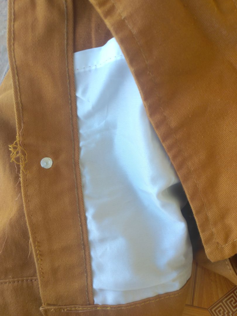 áo so với giá tiền quá tồi.mới mở đồ xem mà đã bị bục chỉ.chỉ thừa tùm lum,còn chất liệu vải giặt không biết có phai không