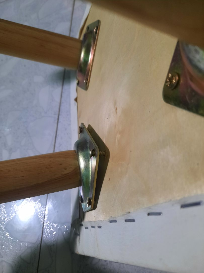 Mặt ghế rất dơ, cũ. Ghế bị trầy, chân ghé bị tuột ốc, gãy 1 bên chân ghế