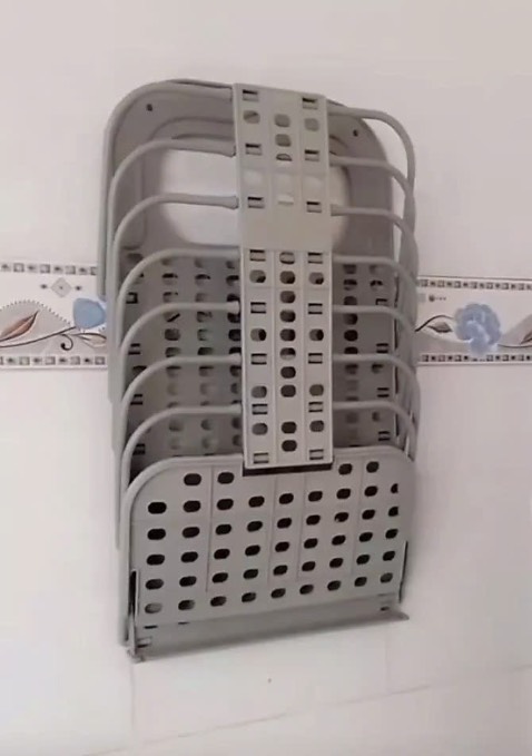 Hộp đụng đồ ổn áp, treo móc tiện lợi. Không dùng thì có thể xếp gọn lại. Nói chung bỏ tiền mua e này quá xứng đáng.