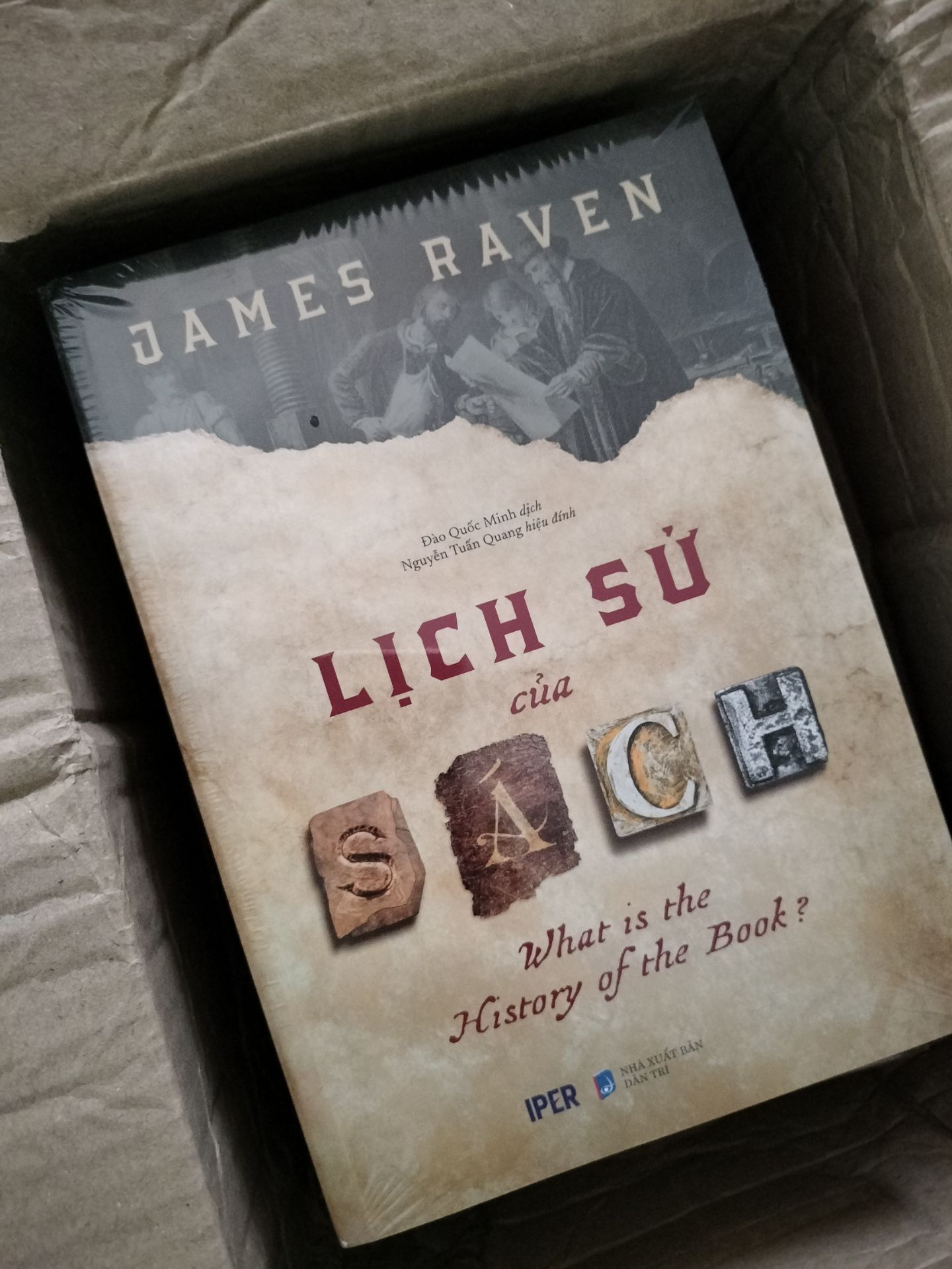 Tiki giao đúng hẹn, hàng về nguyên vẹn. Một cuốn sách viết về sách. Đọc về lịch sử của sách ta biết thêm về sự phát triển của xã hội loài người, đó là cái hay của các sách lịch sử về các chủ đề khác nhau, chúng đều liên đới với nhau và cùng phát triển, cái này gián tiếp phản ánh cái kia. Tóm lại, là một quyển sách đáng đọc cho các bạn muốn tìm hiểu thêm về những quyển sách chúng ta đang cầm trên tay và hành trình chúng đã trải qua để được như bây giờ.