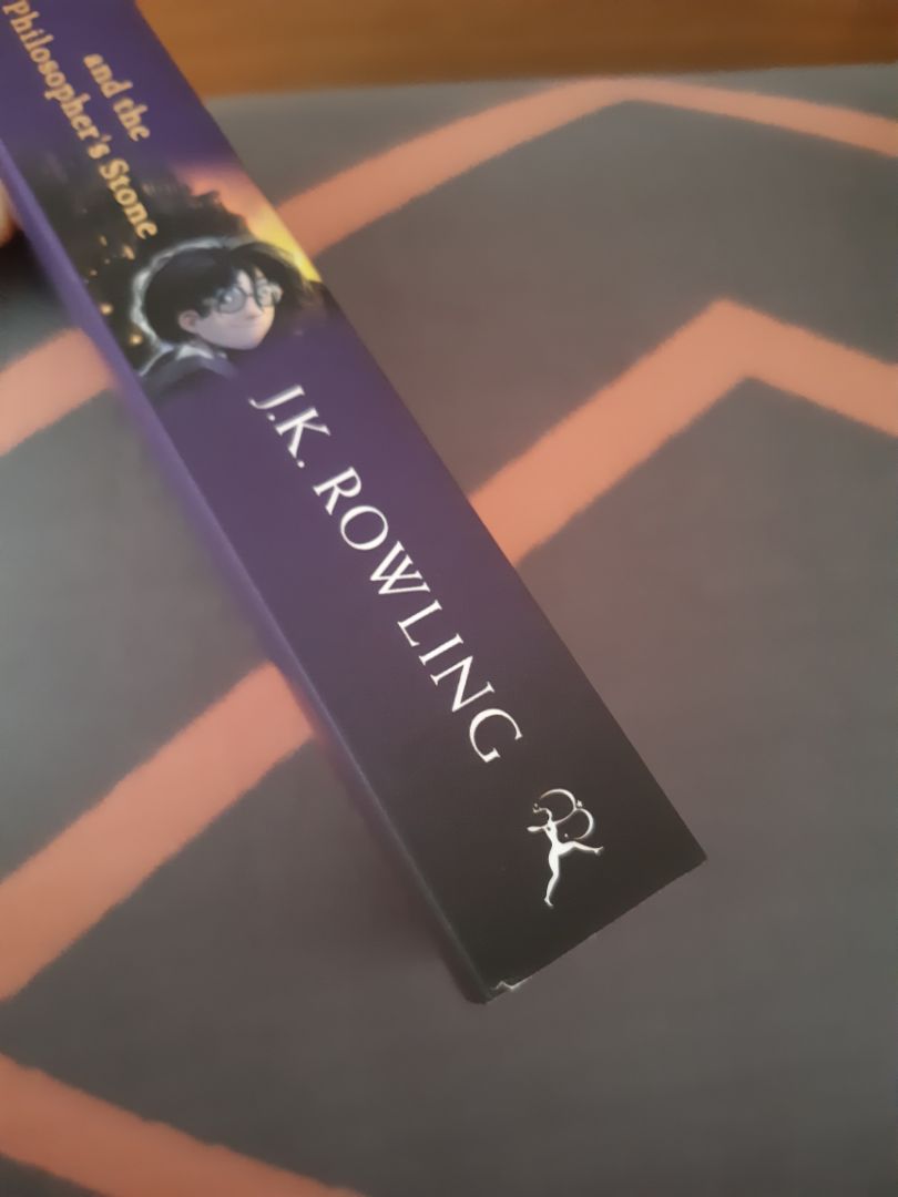 Giao hàng nhanh, sách trình bày đẹp, không bị gãy góc hay gáy,  bản dành cho thiếu nhi, và không có hình vẽ minh họa cho từng chương. Nói chung là hợp với túi tiền của mọi người. sách sx năm 2014 mà vẫn giữ được nguyên vẹn hình thức. 5 sao cho Fahasa nhé