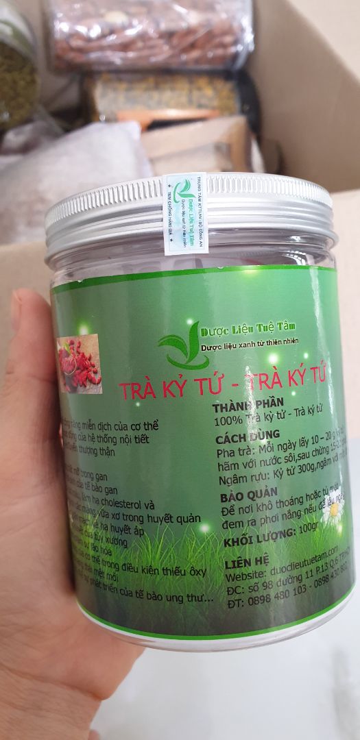 Kỷ tử, to đỏ ,màu tươi sáng, ăn liền hay pha trà uống đều ngon, không bị khô quá, nhưng nhược điểm là cũng ko được nhiều , đóng gói tốt, có tem nhãn