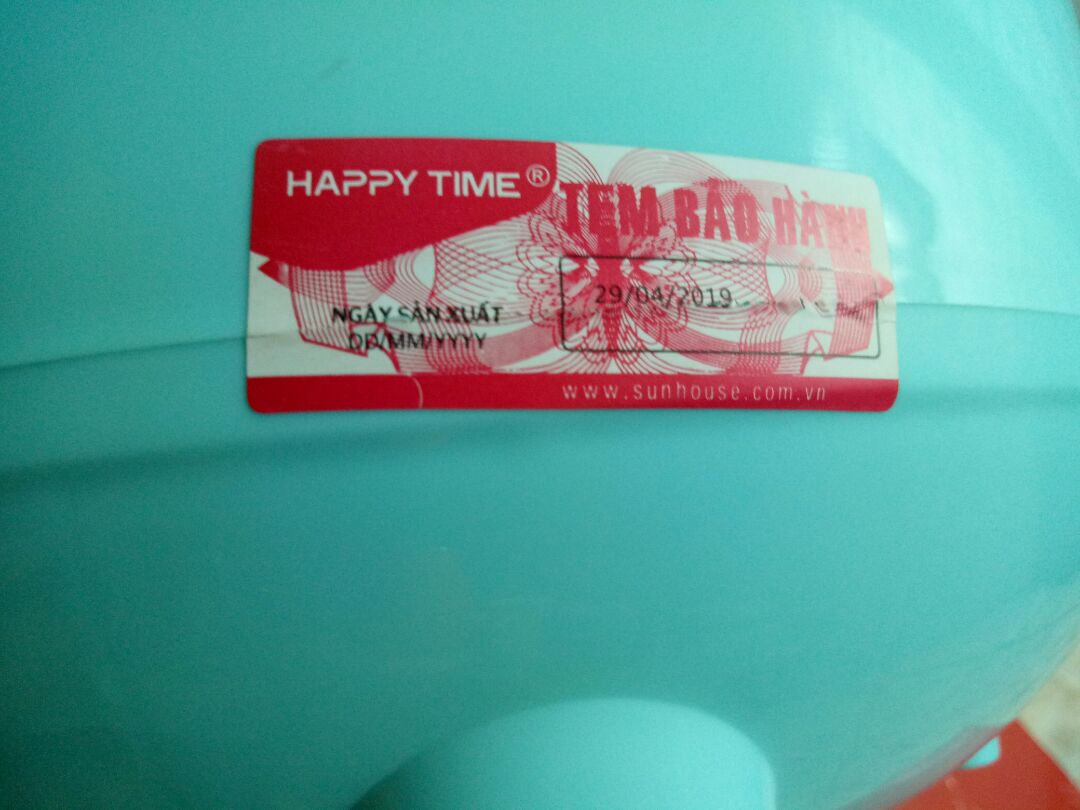 Mình vừa nhận được hàng,  rất háo hức vì trước giờ hàng tiki rất chất lượng và an tâm nhưng lần này sản phẩm lại có vết xước rất rõ ràng trên nắp nồi,  phía dưới nút bấm có khe nứt nhỏ. Nhìn xuống tem bảo hành dán giữa thân nồi và đáy nồi thấy có đường rạch ở giữa giống nồi như đã từng bị mở ra để sửa chữa.  thật sự rất thất vọng vì mình chưa bao giờ nghĩ tiki lại bán sp như vậy!!!