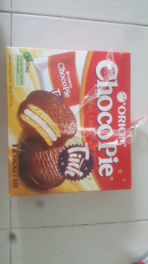 Mình mua hàng tiki từ lâu rồi nhưng lần này cảm thấy thật sự rất thất vọng. Mua 6 hộp thì đến những 3 hộp bị dính băng keo, có cố gỡ keo ra thì cũng chẳng đem bánh đi biếu được, nhìn trầy trụa hết trơn. Sắp Tết rồi nên cũng để nhà ăn đại chứ đổi trả mất công. Rất không hài lòng vì bộ phận chuẩn bị hàng lại cố tình giao bánh như vậy cho khách. May là mình đặt dư bánh ra chứ đặt đúng số lượng cần biếu thì lại phải chạy ra ngoài mua lại. Tiki vui lòng xem lại cách chuẩn bị hàng nếu còn muốn giữ khách.