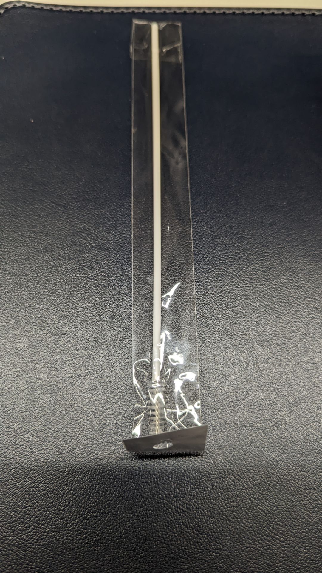 Ngoại quan cốc đẹp, cầm cảm giác sang và chắc tay. Sản phẩm còn tặng kèm dụng cụ vệ sinh ống hút rất tiện lợi. Nắp cốc đóng chặt và khít, có gioăng cao su nên rất khó bị chảy nước. Điểm trừ là cốc ko dùng được cho nước nóng nhưng không thấy sản phẩm note trên tiki, chỉ ghi ở giấy dán đáy cốc nên mình ko để ý có lỡ để cafe nóng, dẫn đến bị chảy miệng cốc 1 chút.