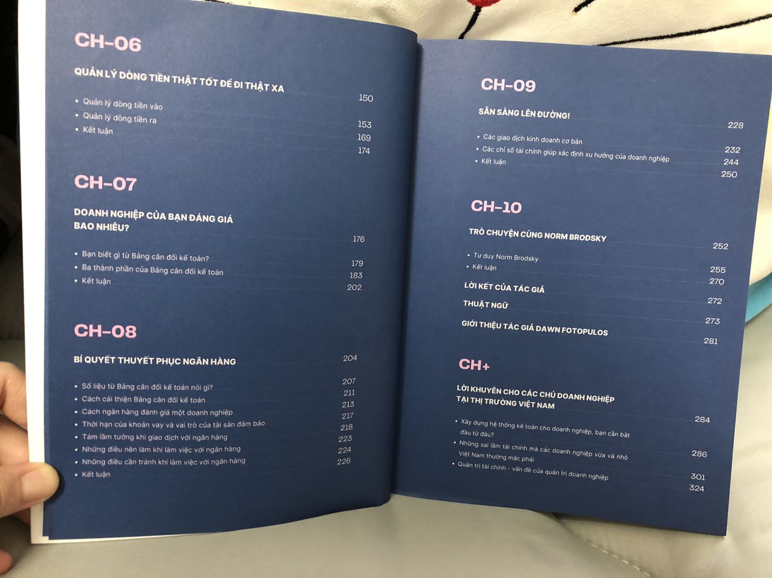 Mình mới đọc được 3 chương. Nhận xét 4 sao cho 3 chương vừa đọc.

1) Viết khá chi tiết và dễ hiểu, dành thời gian đi vào từng hạng quan trong trong báo cáo KQ HĐKD, lưu chuyển tiền tệ, bảng cân đối kế toán.

2) Dễ hiểu ở đây có thể kể là cách tiếp cận các thuật ngữ qua việc dùng một sự vật cụ thể là chiếc đồng hồ nhiên liệu của xe ô tô (hình ảnh chụp đính kèm)

Mình chụp lại mục lục bố cục sách, tra tìm bằng thuật ngữ để mọi người có cái nhìn tổng quan hơn khi quyết định mua nhé.

Recommend cho các bạn muốn học lại các điều cơ bản về tài chính doanh nghiệp.

Thân mến,