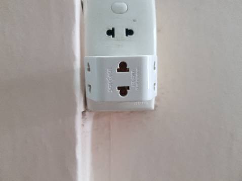 Ổ cắm rất chắc chắn, cắm thoải mái không chật.