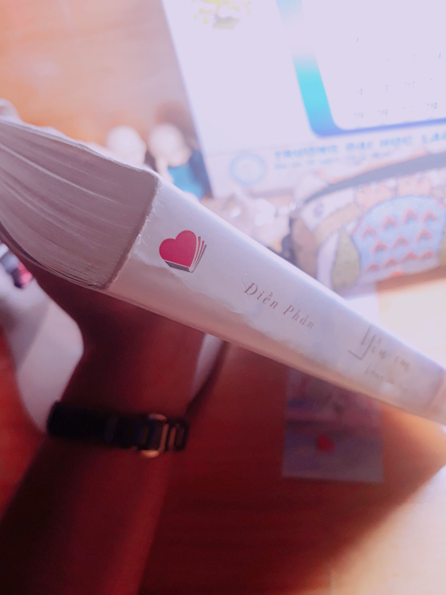 bìa sách đẹp nội dung nhẹ nhàng hay chỉ là mk thik sách hơi cũ bị cong mép sách